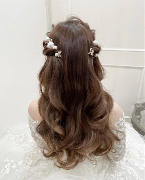 Korean Wedding Hair, Hair Down Styles, Hair Arrange, Wedding Hair Inspiration, Wedding Hair Down, Hair Up Styles, Haircuts Straight Hair, Wedding Hair And Makeup, Bride Hairstyles