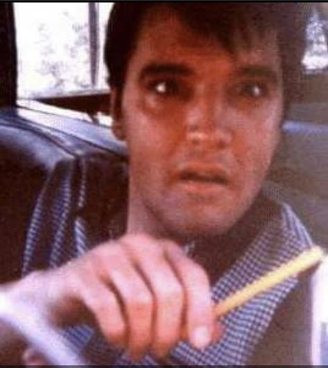 Funny Elvis Presley, Elvis Funny, Funny Elvis Pictures, Elvis Presley Funny Face, Elvis Presley Laughing, Elvis Being Funny, Elvis Smiling, Elvis Laughing, Elvis Yawning