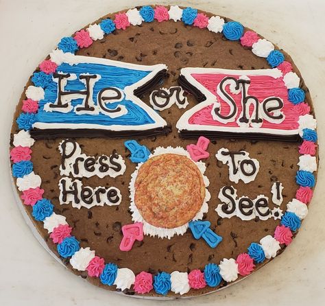 Gender Reveal Cookie Cake Cookie Cake Gender Reveal, Cookie Gender Reveal Ideas, Gender Reveal Cookie Cake, Cookie Gender Reveal, Work Desserts, Cake Gender Reveal, Gender Reveal Dessert, Big Cookies, Button Cookies