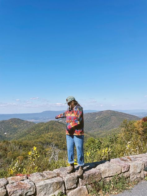 mountains granola flat brim outfit Granola Cold Outfits, Mountain Clothing Aesthetic, Winter Mountain Outfit, Granola Girl Aesthetic Winter, Western Granola Outfits, Winter Granola Outfit, Winter Hiking Outfit, Granola Girl Winter Outfits, Granola Winter Outfits