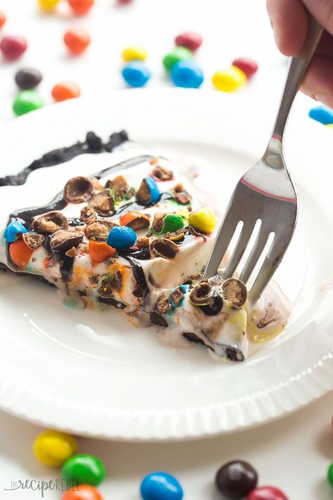 Frozen Ice Cream Desert Pizza (Treatzza Pizza!) Ice Cream Fudge, Frozen Ice Cream, Ice Cream Pizza, No Bake Summer Desserts, Oreo Fudge, Ice Cream Cupcakes, Homemade Vanilla Ice Cream, Cheesecake Ice Cream, Ice Cream Dessert