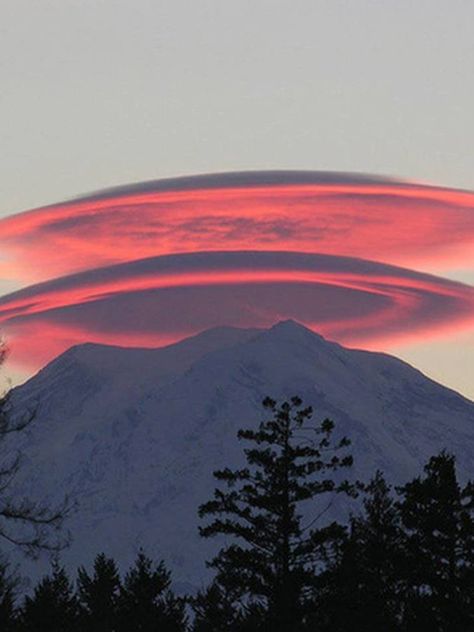 Weather Phenomenon, Cool Clouds, Nature Wonders, Lenticular Clouds, Cloud Formations, Ghost World, Flying Saucers, Wonderful Nature, Highlights Instagram