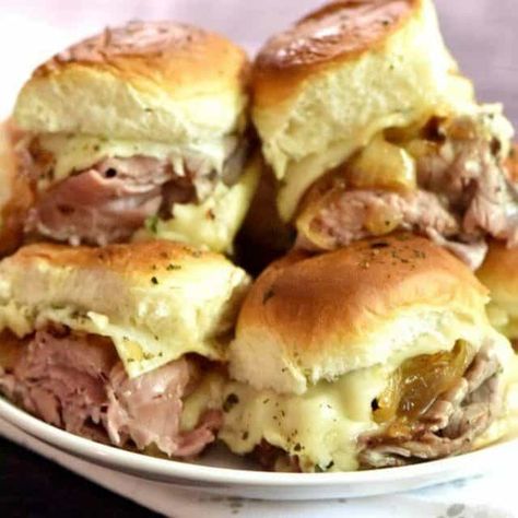 Roast Beef Horseradish Cheese Baked Sliders are the BEST appetizer and the easiest!!! Horseradish Cheese, Baked Sliders, Roast Beef And Horseradish, Roast Beef Sandwich, Beef Sliders, Sandwich Bar, Cheese Baked, Breakfast And Brunch, Slider Recipes