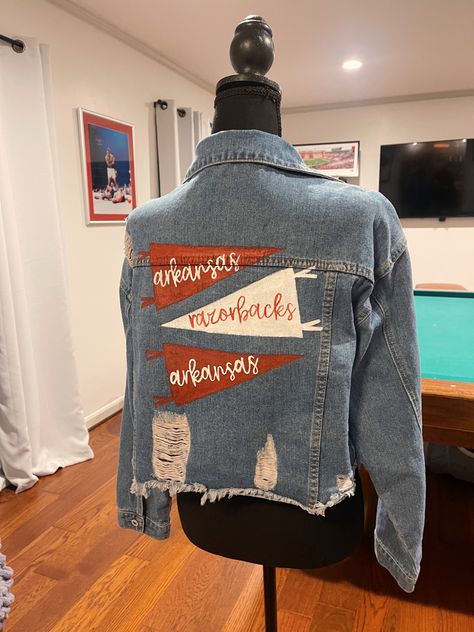 Painted Jean Jacket School Spirit, Game Day Jean Jacket, College Jean Jacket, Jean Jacket Painting, Denim Jacket Art, Spirit Jeans, College Tailgate Outfit, Game Day Looks, Jean Jacket Diy