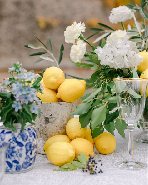 Amalfi Coast Theme Party Wedding Table Decor, Orange And Lemon Wedding Theme, Italian Wedding Lemon Decor, Wedding Decor Italian Style, Wedding Decorations Italian Style, Italian Wedding Sweetheart Table, Amalfi Style Wedding, Italian Themed Flower Arrangements, Wedding In Sicily Italy