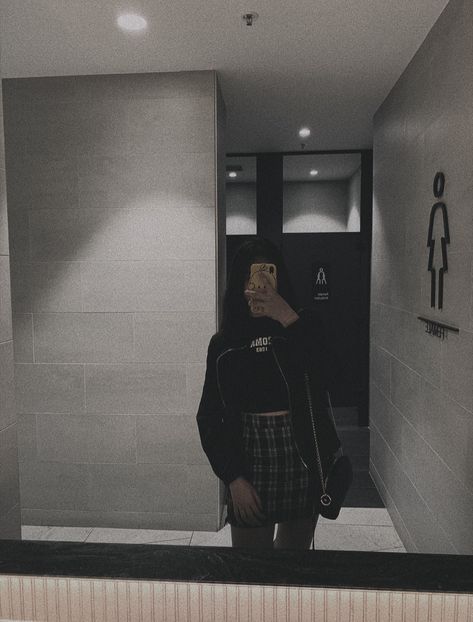 Ulzzang mirror Ulzzang Gril, Ulzzang Icons, Blogger Girl, Korean Girl, Blogger, Mirror Selfie, Mirror, Quick Saves, Instagram