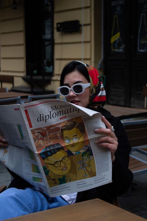 Reading A Newspaper Photography, Newspaper Fashion Photography, Photo With Newspaper, Newspaper Photography Ideas, Reading A Magazine Aesthetic, Photoshoot Ideas Old Money, Reading Newspaper Photoshoot, Advertising Photography People, Newspaper Reading Aesthetic