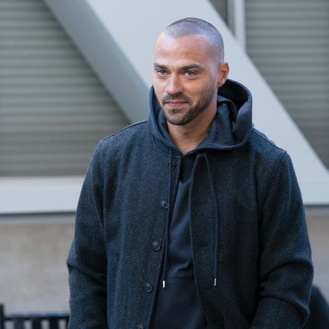 Jackson Greys Anatomy, Greys Anatomy Jackson, Shaved Head Styles, Jessie Williams, Jackson Avery, Jesse Williams, Greys Anatomy Characters, Greys Anatomy Cast, Grey Anatomy Quotes