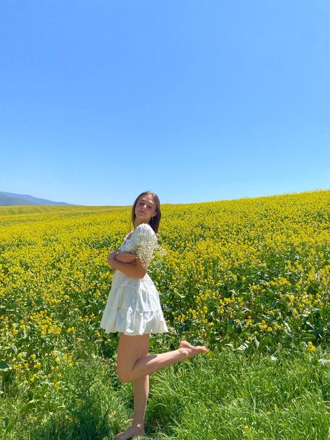 Cute Outfits For Flower Fields, Photo Ideas In A Field, Photo Ideas Flowers Field, Instagram Field Pictures, Flower Field Birthday Photoshoot, Picture Poses Flower Field, Photo Ideas In Flower Fields, Poses For Flower Fields, Flower Field Poses Photo Ideas