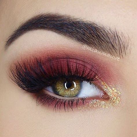 🍷👑 Gorgeous burgundy glam look by @miaumauve using our eyeshadows in Narciso, Petra, Fahrenheit and Camelot + Dazzle Liner in Klimt + Magic Pencil in Light Nude on waterline + Brow Divine eyebrow pencil in Uranus #NABLA #NablaCosmetics Nabla Cosmetics, Burgundy Makeup, Make Up Designs, Make Up Gold, Trendy Eyeshadow, White Eyeshadow, Makeup Tutorial Eyeshadow, Shimmer Eyeshadow, Makeup Eye Looks