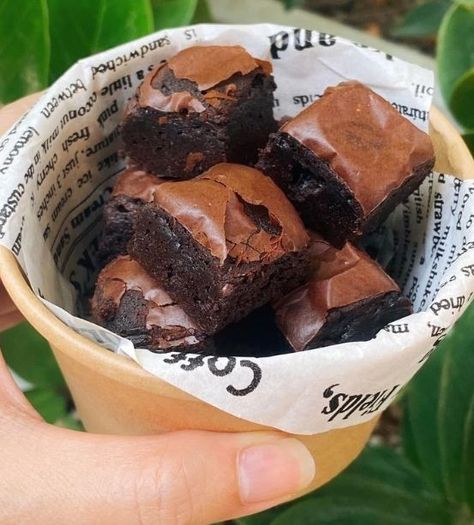 Brownie Business, Brownie Packaging, Bake Sale Packaging, Baking Business, Food Combining, Yummy Comfort Food, Fun Baking Recipes, Food Obsession, Cafe Food