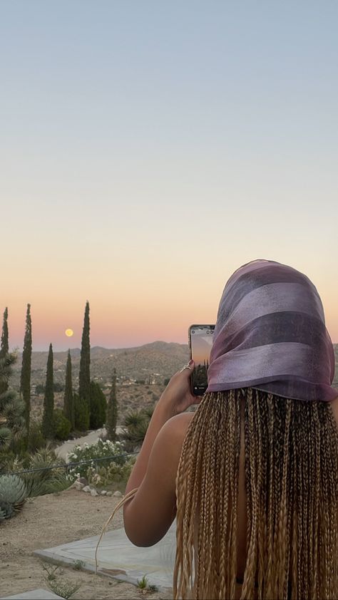 joshua tree, desert trip, friends, full moon, california Joshua Tree Poses, Night Desert Photoshoot, Bachelorette Joshua Tree, Joshua Tree Outfit Ideas, Joshua Tree Inspo Pics, Joshua Tree Aesthetic, Joshua Tree Fashion Editorial, Joshua Tree Camping, Trip Friends