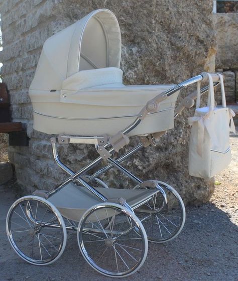 Vintage Pram, Baby Gadgets, Baby Room Inspiration, Baby Equipment, Baby Prams, Baby Necessities, Nursery Baby Room, Luxury Baby, Baby Stroller