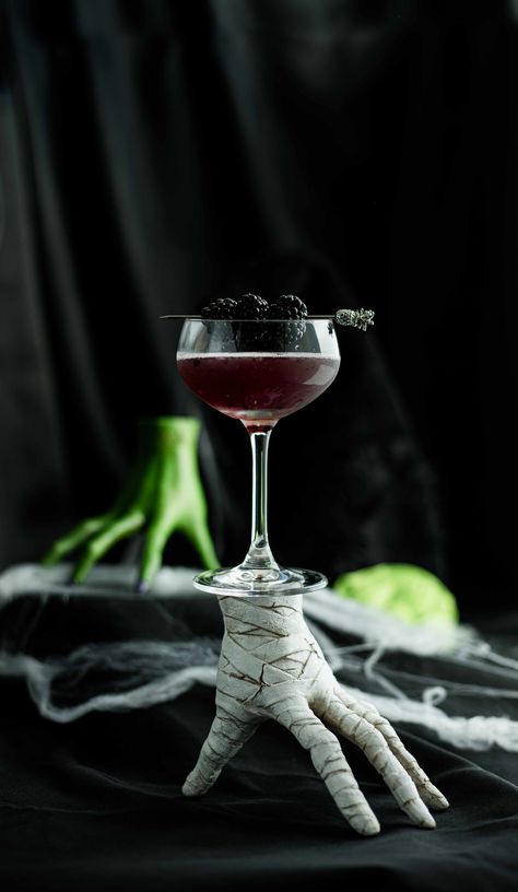 Kiss Cocktail, Cocktail Recipes At Home, Liquid Culture, Corpse Reviver, Monster Munch, Vampire Kiss, Dark Food Photography, Halloween Cocktail, Spooky Food