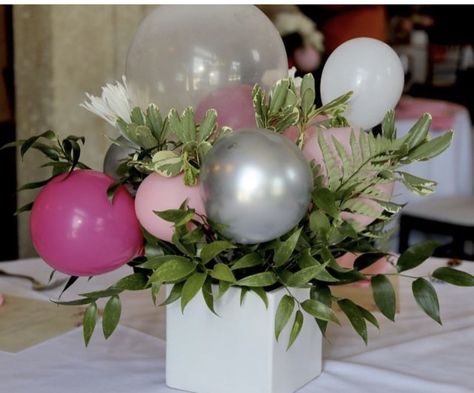 Ballon And Flower Centerpiece, Balloon Floral Centerpieces, Floral Balloon Centerpiece, Flower Arrangements With Balloons, Balloon And Floral Centerpieces, Balloon And Flower Bouquet, Ballon Centerpieces Simple, Table Top Balloon Centerpieces, Small Balloon Centerpieces