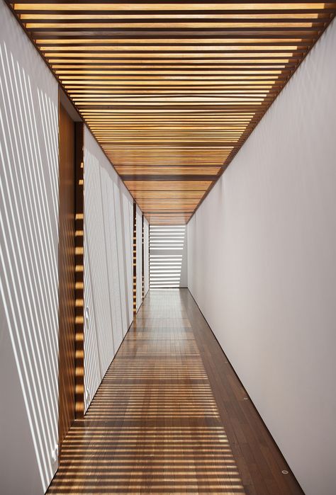 Sun, Shade and a Spectacular Courtyard: Contemporary AN House in Brazil Hotel Corridor, Corridor Design, Wood Screens, Wooden Screen, Wooden Ceilings, Japanese Interior, Wood Ceilings, Space Decor, Mud Room