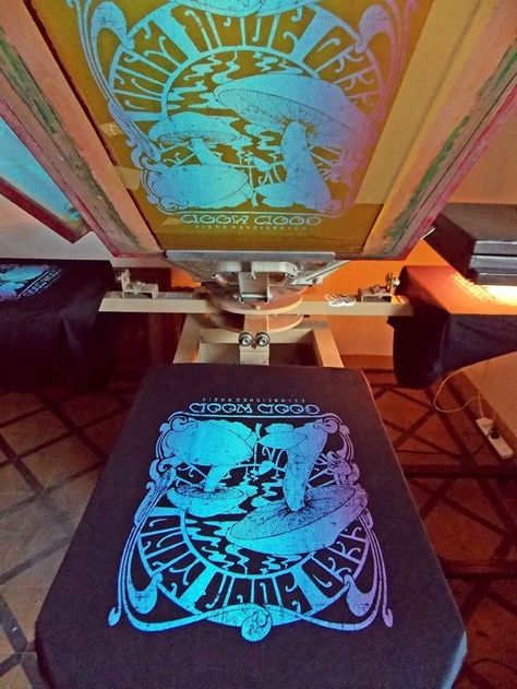 Screen Printing Inspiration, Screen Printing Business, Sublimacion Ideas, Screen Printing Machine, Cat Skull, Tshirt Printing, Screen Printing Shirts, Valentines For Boys, Screen Printing Designs