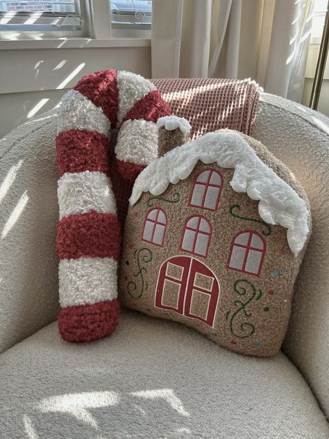 Cute Christmas Decorations For House, Christmas Decor Astetic, Aesthetic Christmas Decor Apartment, Cute Christmas Decorations For Bedroom, Christmas Pillow Sewing, Christmas Decoration Apartments, Aesthetic Christmas Shopping, Room Decor Ideas Christmas, Diy Christmas Decorations Apartment