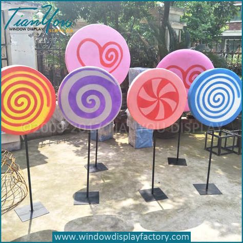 Custom decorative fake large lollipop prop – Window Display Props Factory | Visual Merchandising & Retail Display Supplier Candyland Costume, Wizard Of Oz Costumes Diy, Outdoor Christmas Decorations Ideas, Exterior Christmas Decorations, Giant Lollipop, Diy Outdoor Christmas Decorations, Christmas Stage Design, Willie Wonka, Large Lollipops