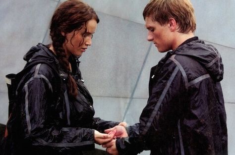 Katniss and Peta contemplate eating poisonous berries Gale Hawthorne, Katniss Peeta, Hunger Games Memes, Fandom Ships, Hunger Games Movies, Hunger Games Humor, Real Or Not Real, Katniss And Peeta, Hunger Games Series