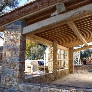 house Tuscan Style Architecture, Building A Stone Wall, Small Stone House, Covered Patio Design, Porch Design Ideas, Pallet Garden Furniture, Backyard Fireplace, Building Plans House, Garden Fire Pit