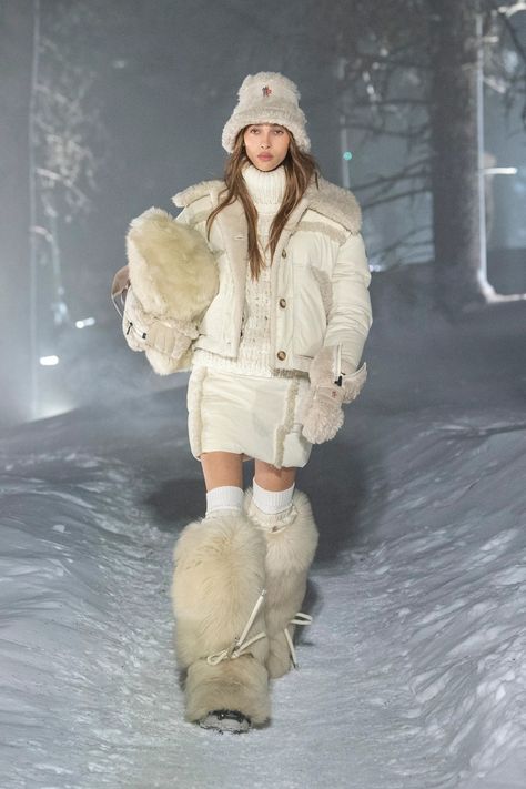 Yasmin Wijnaldum, Emily Ratajkowski Style, Moncler Grenoble, Concert Dresses, Pumpkin Patch Outfit, Snow Outfit, Model Aesthetic, Fashion Icons, Fashion Show Collection