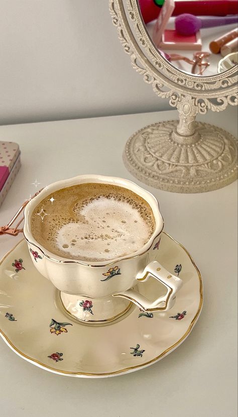 Sophie Core, Beauty Tiktok, Romantic Academia, Pink Coquette, Coffee Aesthetic, Cute Coffee Mugs, Table Set Up, Coffee Recipes, Vintage Beauty