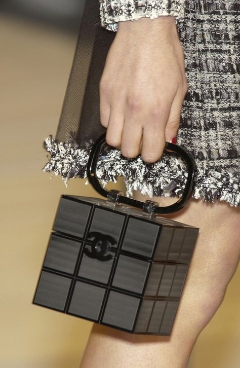 love this CHANEL Rubik's Cube bag Glamorous Chic Life, Fashion Chanel, Chanel Couture, Chanel Spring, Handbag Heaven, Black Purse, Vintage Chanel, Arm Candy, Hermes Birkin