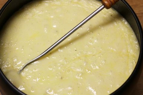 cheddar fondu Cheddar Cheese Fondue Recipe, Cheddar Cheese Fondue, Melting Pot Cheese Fondue, Best Cheese Fondue, Bolognese Pasta Bake, Swiss Cheese Fondue, Cheese Fondue Recipe, Fondue Recipes Cheese, Fondue Recipe