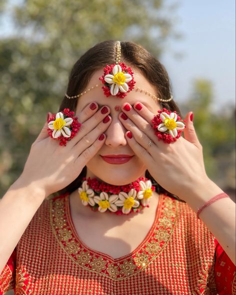 Indian Jewellery Cowrie Shell Jewelry For Haldi, Bengali Handmade Jewellery, Kodi Jewellery For Haldi, Haldi Jwellery Flowers, Kori Jewellery, Haldi Ornaments, Bride Fashion Photography, Haldi Jewellery, Haldi Wedding