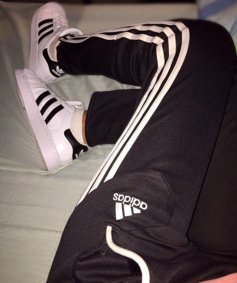 Adidas Trackies, Adidas Leggings Outfit, Looks Adidas, Stylish Photo Pose, Adidas Pants, Adidas Nike, Dance Outfits, Grunge Outfits, Black Adidas