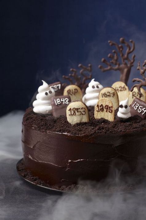 Marshmallow Ghosts, Graveyard Cake, Halloween Cake Recipes, Spooky Halloween Cakes, Halloween Dessert Table, Holiday Flavors, Spooky Cake, Dessert Halloween, Diy Halloween Treats