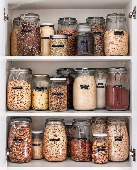 Kitchen Organization Baskets, Kitchen Cupboard Organisation, Jar Organization Kitchen, Small Pantry Design Layout, Kitchen Jars Decor Display, Kitchen Storage Ideas Organizing, Organise Fridge, Organizing Kitchen Cabinets, Ikea Jars