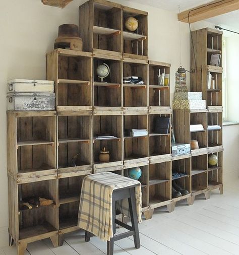 Build a Shelving Unit with a Wall of Old Crates (for a garage or basement, maybe) Wood Crate Shelves, Pallet Wall Hangings, Crate Bookcase, Koti Diy, Crate Bookshelf, Old Crates, Crate Diy, Apple Crates, Crate Shelves