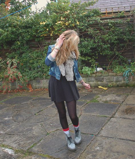 how to style docs Gray Dr Martens Outfit, Grey Doc Martens, Gray Doc Martens Outfit, Crossfit Wods, Dr Martens Outfit, Doc Martens Style, Black Skater Skirts, White Sock, Black Tights