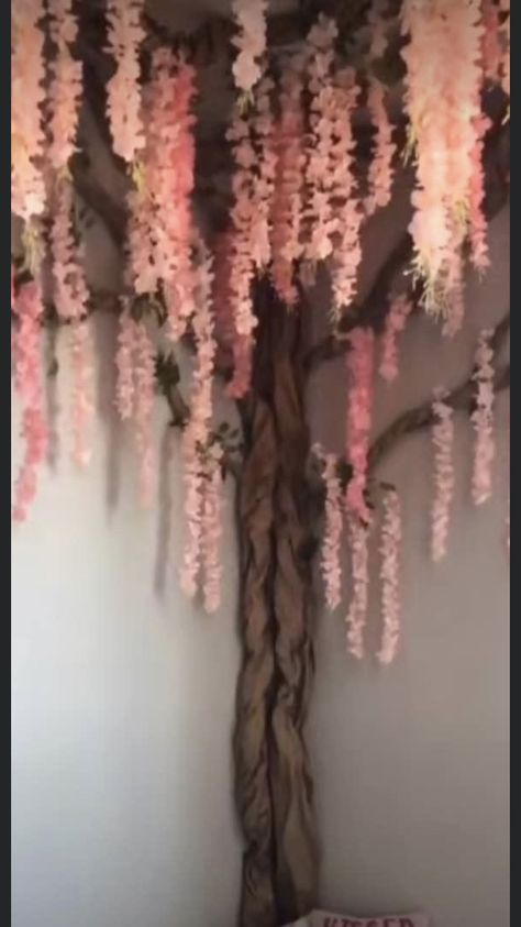 Flowers Room Decoration, Hanging Tree Decor, Room Decor Ideas With Flowers, Diy Tree In Room, Cherry Blossom Tree Room Decor, Diy Tree In Bedroom, Fake Tree Bedroom, Diy Wisteria Tree In Bedroom, Construction Paper Tree On Wall