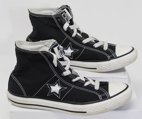 Converse Model, Dr Shoes, Shoes For Boys, Converse One Star, Shoe Inspo, Swag Shoes, Style Sneakers, Unisex Shoes, One Star