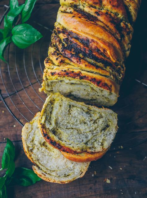 Pesto-Zopf - Klara`s Life Bread Without Yeast, Pesto Bread, Green Pesto, Food Advertising, Vegan Bread, Delicious Bread, Granola Recipes, Pinterest Recipes, Seasoning Recipes