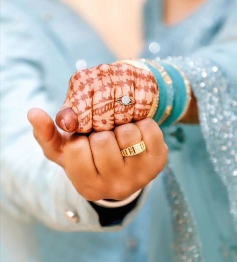 Couple Ring Photography, Engegment Pose Bride, Engagement Hands Couple, Engagement Ring Photoshoot, Engagement Portraits Poses, Engagement Ring Photography, Engagement Hand, Engagement Shoots Poses, Indian Wedding Poses