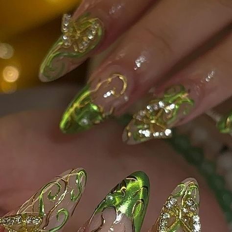 kenzi.ecreates🍄🧿🪴🤍 on Instagram: "what’s it giving???✨
•
•
•
•
•
#losfresnostx #nailtech #nailinspo #chromenails #chromenaildesigns #nailinspo #tinkerbell #nailart #springnails" Green Tinkerbell Nails, Enchanted Forest Theme Quinceanera Nails, Princess Tiana Inspired Nails, Tinker Bell Inspired Nails, Tinker Bell Nails Designs, Tinkerbell Inspired Nails, Green And Pink Acrylic Nails, Tinkerbell Nails Designs, Nails To Match Green Dress