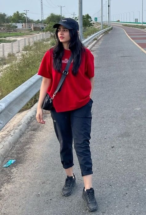 Mount Abu Photography Poses, Tshirt Poses For Women, Tshirt Photoshoot Ideas, Saher Khan, Sehar Khan, Office Styling, College Formal, Jeans Styling, Smart Casual Women Outfits