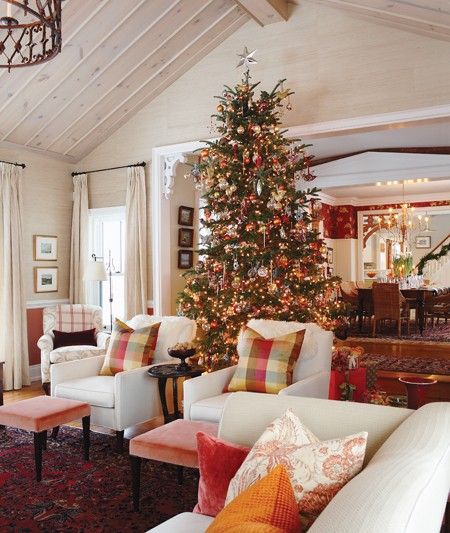 this has been re-pinned several times but I just love Sarah Richardson and you know she is from Toronto and she is one helluva good interior designer and I love her choice of fabrics. This room is drop dead gorgeous. Sarah Richardson Farmhouse, Natal Country, Canadian House, Sarah Richardson Design, Sarah Richardson, Christmas Living Rooms, Christmas Time Is Here, Noel Christmas, Merry Little Christmas