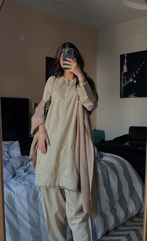 Desi Clothes Pakistani Outfits Simple, Desi Clothes Casual Indian Fashion, Shalwar Kameez Aesthetic, Desi Casual Outfits, Simple Shalwar Kameez, Pakistani Outfits Casual, Pakistani Suits Casual, Casual Pakistani Outfits, Eid Outfits Pakistani