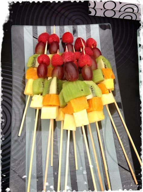 Brocheta de frutas | Mesa de frutas preparada para un evento | @Fruristería Mexican Candy Bar, Fruit Love, Mexican Candy, Fiesta Tropical, Fruit Cups, Exotic Fruit, Macedonia, Fruit Salad, Candy Bar