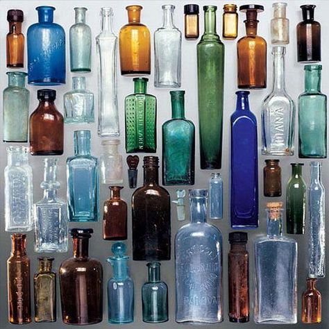 Colored Glass Bottles, Old Glass Bottles, Jar Spells, Antique Glass Bottles, Antique Bottles, Vintage Bottles, Old Bottles, Jar Crafts, Bottles And Jars