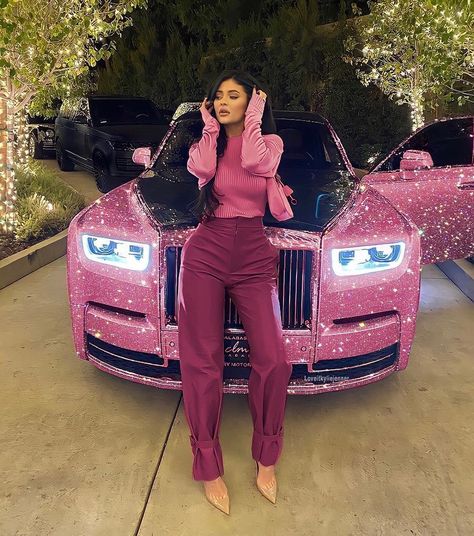 @kylie_clips_ on Instagram: “What’s your dream car ? Mine is A Range Rover 💓🦄” Kylie Jenner Car, Stile Kylie Jenner, Looks Kylie Jenner, Glitter Car, Estilo Kylie Jenner, Kylie Jenner Outfits, Kylie Kristen Jenner, King Kylie, Looks Party