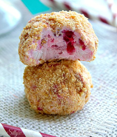 No Bake Raspberry Cheesecake Bites, so cute and easy, and are sure to curb your cheesecake craving in a jif! No Bake Raspberry Cheesecake, تشيز كيك بالفراولة, Raspberry Cheesecake Bites, Raspberry No Bake Cheesecake, Cheesecake Bites, Raspberry Cheesecake, Yummy Sweets, Eat Dessert, Sweets Desserts