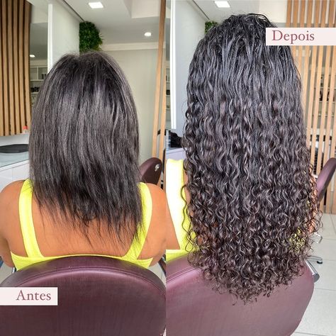 Transição capilar com mega hair! Decidir pela transição muitas vezes é necessário, muito anos utilizando químicas no cabelo em alguns casos deixa os fios quebradiços e frágeis e uma opção para não ficar com o cabelo curto ou com as pontas desproporcionais é optar pelo mega hair. O mega hair utilizado com esse propósito facilita o processo, melhora a confiança, faz você esquecer que está aguardando o crescimento natural e com isso o tempo vai passando e quando se vê o cabelo já cresceu e co... Mega Hair, Hair, On Instagram