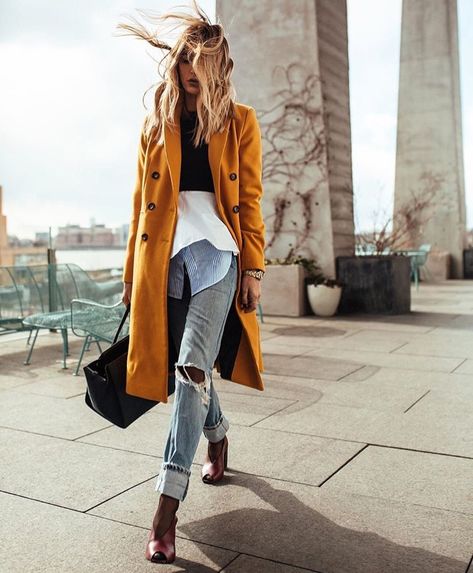 Best streetstyles ® on Instagram: “@cristinamonti💕” Yellow Coat Outfit Winter, Yellow Coat Outfit, Mens Dressing Styles Casual, Coat Outfit Winter, Rome Fashion, Minimalist Street Style, Yellow Coat, Jeans With Heels, Outfit Shopping