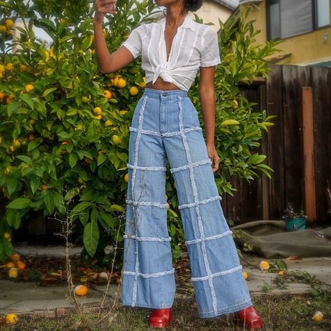 femininitē Magazine on Instagram: “these vintage frayed patchwork jeans are to die for !! — via @masha_jlynn” 1970s Outfits For Women, Statement Pants Outfit, Hippie 70s Aesthetic, France Outfits, Statement Pants, Mode Hippie, 70s Inspired Fashion, Look Retro, Mode Boho